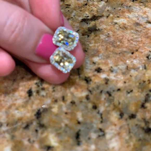 Absolutely stunning sparkled like yellow diamonds gorgeous earrings. Must have!